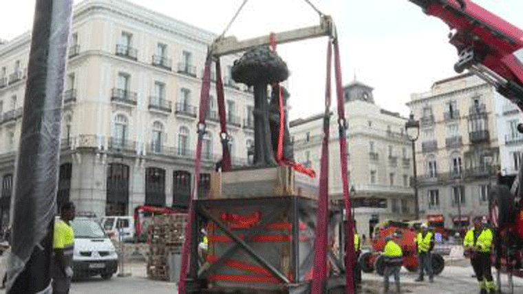 La estatua del Oso y el Madroño ocupa ya su nueva ubicación en la Puerta del Sol