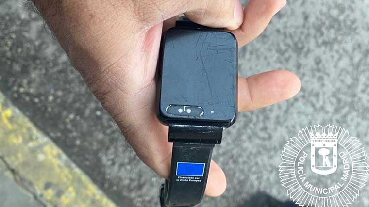 Identifican en Usera a un hombre con órdenes de alejamiento que guardaba la pulsera antimaltrato en el bolsillo