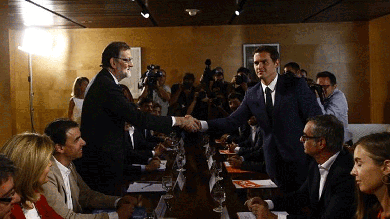 Rivera se niega al segundo apretón de manos con Rajoy y descarta apoyar su investidura