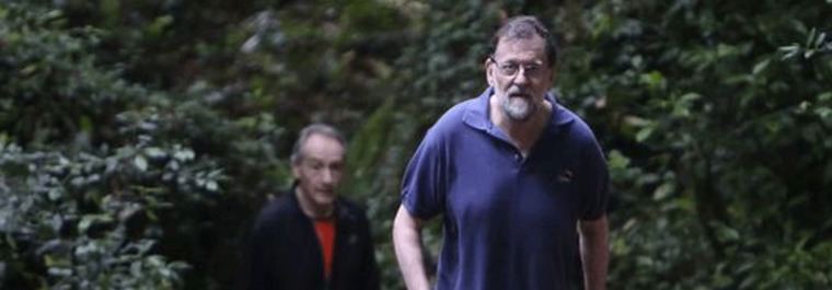 Rajoy, de caminata en Ribadumia (Galicia), no vota en las primarias
