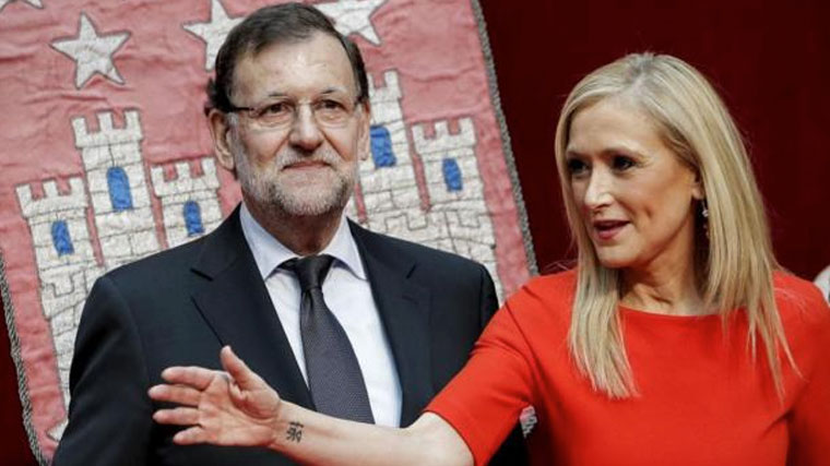 Cifuentes, la mejor 'valedora' de Rajoy: El presidente en funciones lo reconoce en un SMS