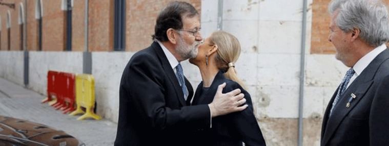 Rajoy y Cifuentes, reencuentro y beso en el Premio Cervantes