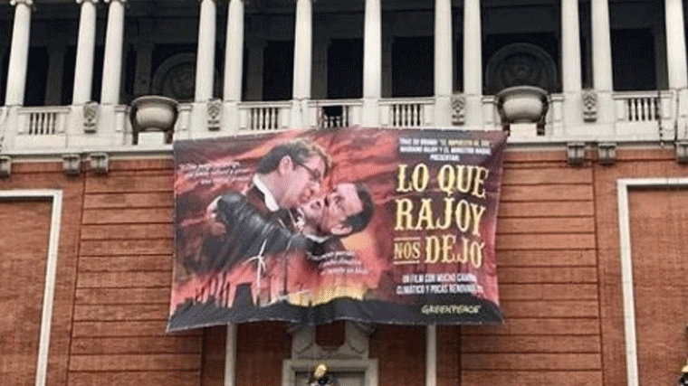 Rajoy a lo Escarlata O'Hara en el cartel de Greempace contra el 'impuesto al sol'
