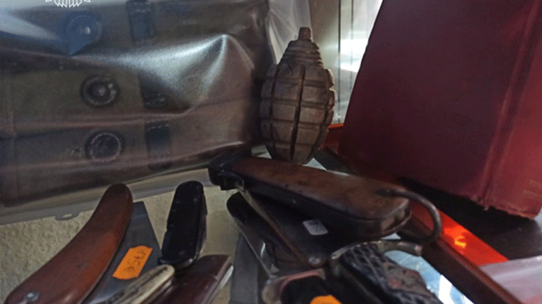 Requisadas 60 armas y artefactos explosivos prohibidos en una tienda del Rastro