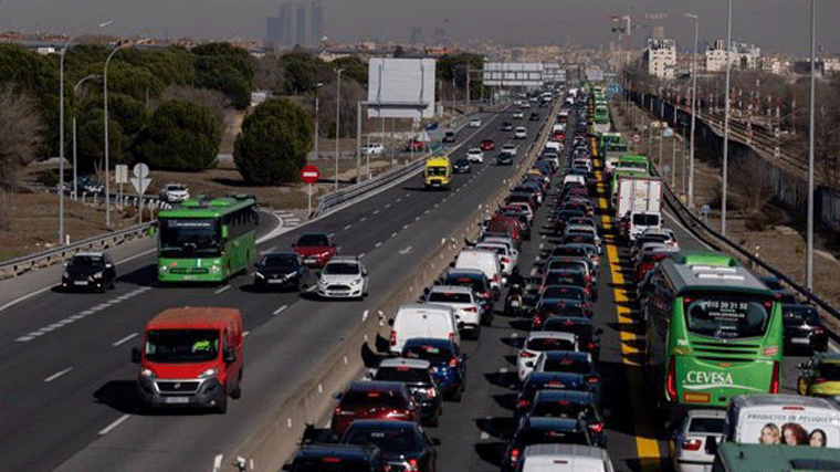 Retenciones de varios kilómetros en hora punta en la A-5 coincidiendo con el cierre de la calzada sur