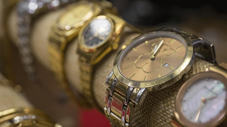 La subasta de 3.600 objetos perdidos sigue abierta hasta el 17 de julio, con relojes de alta gama por 75 euros