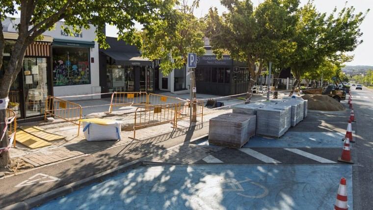 Renovación de aceras en la avenida Siglo XXI mejora la seguridad peatonal