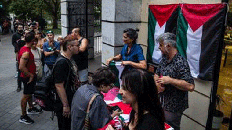 MM anuncia más reparto de banderas palestina para la manifestación del sábado tras agotar 1.200 en una hora