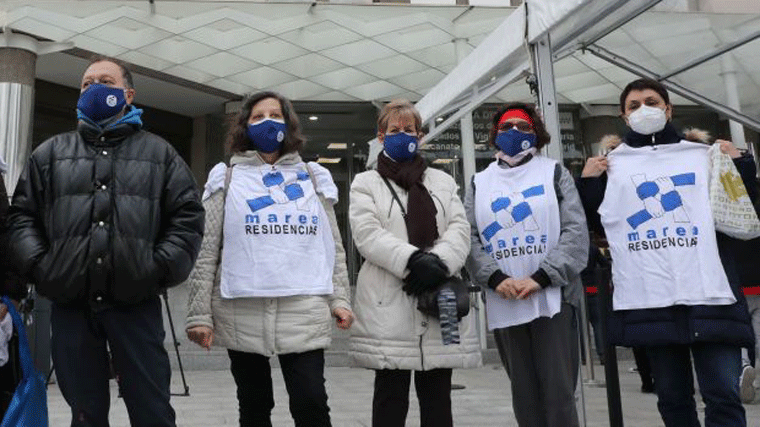 Familiares y trabajadores de residencias protestan por la 'inación de la Fiscalía'