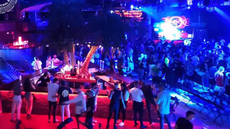 Desalojada La Riviera durante un concierto con público bailaba juntos y muchos sin mascarilla