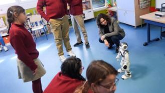 Un robot ayuda a niños con autismo y daño cerebral a mejorar su atención temprana con IA