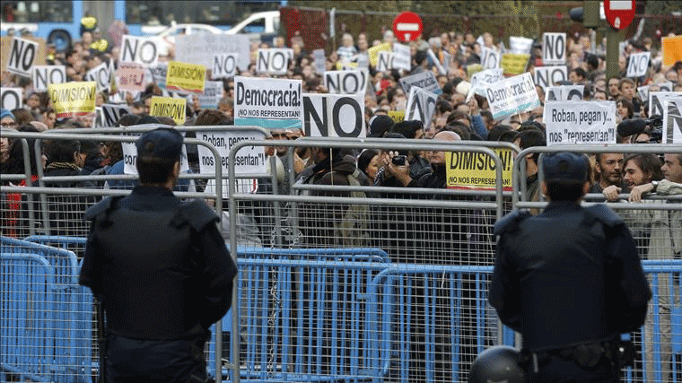 Doce jóvenes detenidos en `Rodea al Congreso´ en 2013 se sientan en el banquillo