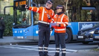 Los 595 agentes de movilidad se visten de rojo flúor para ser más 