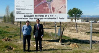 Una rotonda en la M-513 conectará tres urbanizaciones de la localidad
