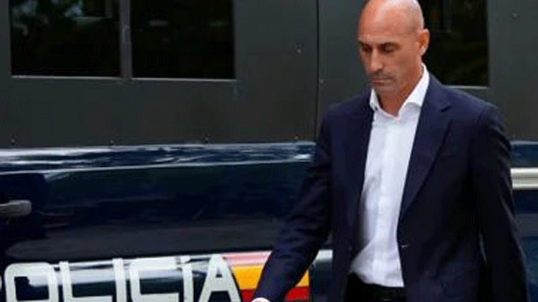 La Guardia Civil deja en libertad a Luis Rubiales tras su detención en Barajas y a la espera de su citación ante el juez