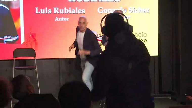 El tío de Luis Rubiales, detenido tras lanzarle huevos en la presentación del libro
