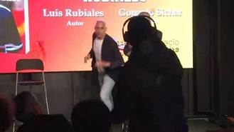 El tío de Luis Rubiales, detenido tras lanzarle huevos en la presentación del libro