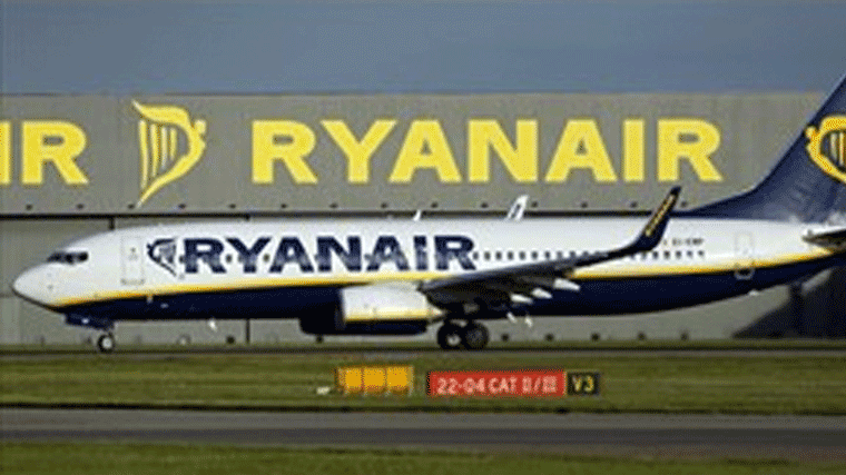 Fomento obliga a Ryanair a operar el 59 de los vuelos durante la huelga