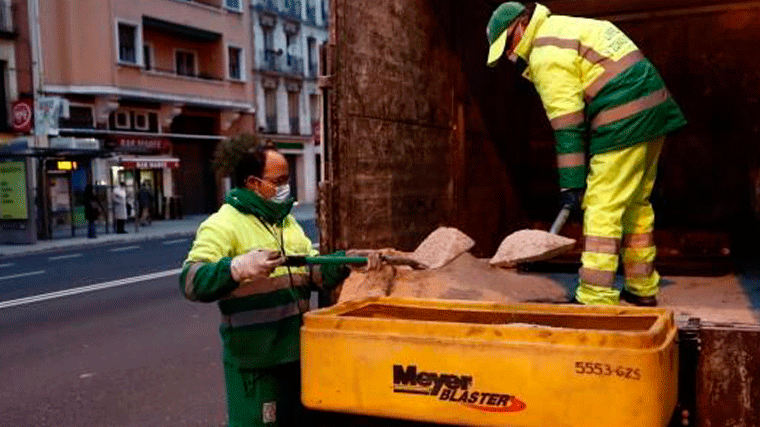 Madrid habilita puntos de recogida de sal gratis para las comunidades de vecinos