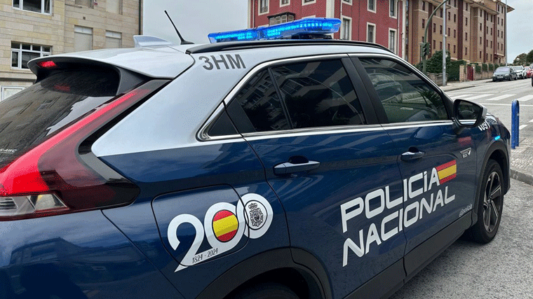 Detenido un hombre por atacar a varios policías y atrincherarse con cuchillos en una vivienda de San Blas