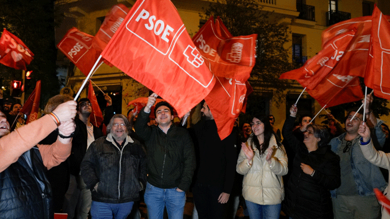 Los socialistas se movilizan: Las federaciones fletan autobuses para ocupar Madrid el sábado en apoyo a Sánchez