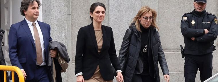 Sánchez Acera junto a sus abogados tras declarar en el Supermo