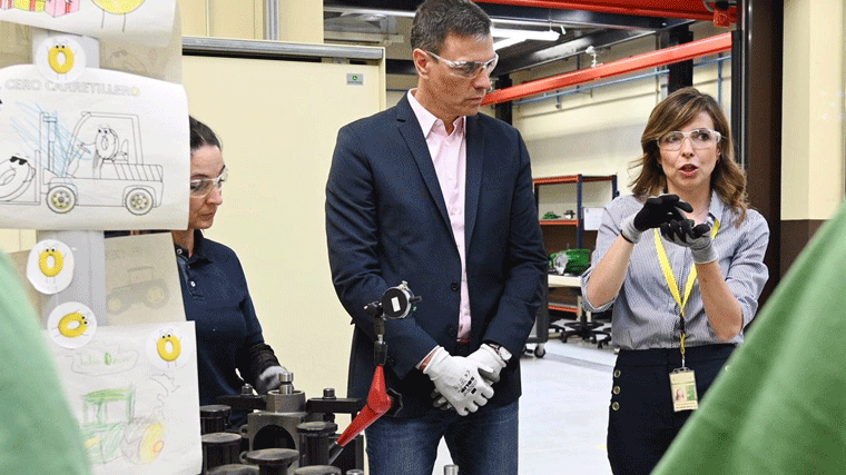 Sánchez visita John Deere en la que un grupo de jóvenes cursa Formación Profesional