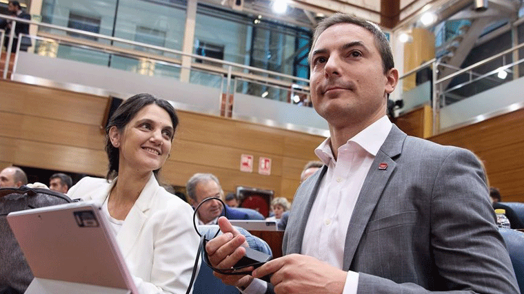 Pilar Sánchez Acera y Juan Lobato en la Asamblea de Madrid