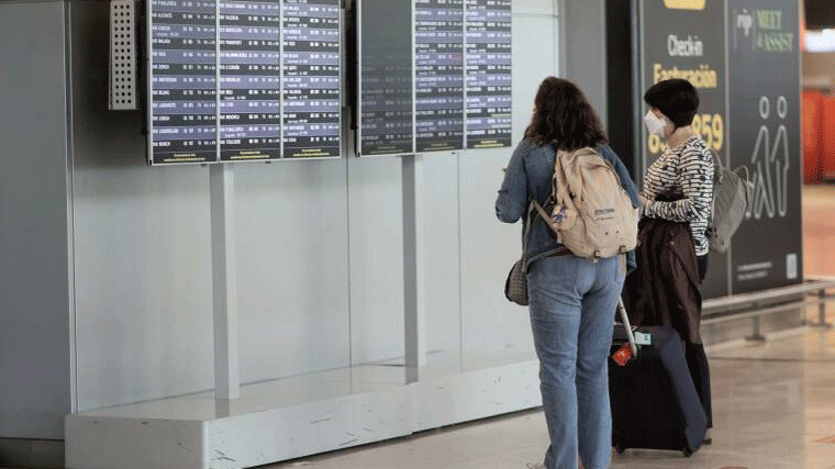 Sanidad amplía las pruebas diagnósticas en los controles para acceder a España