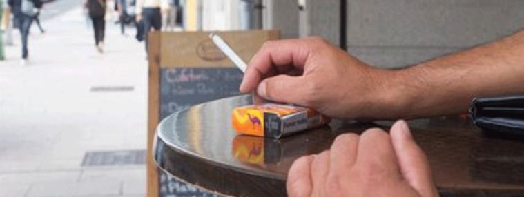 Sanidad quiere prohibir fumar en los coches e incrementar los impuestos al tabaco