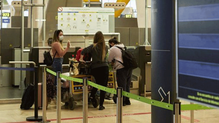 Sanidad amplía la cuarentena a pasajeros de más países por las cepas sudafricana y brasileña