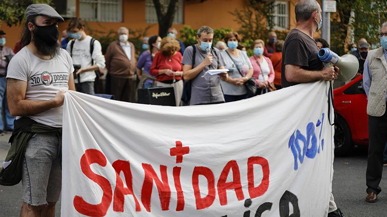 Sanitarios se concentran contra el cierre de 41 centros de salud y piden contratar 600 médicos