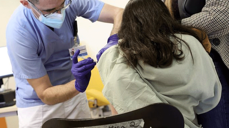 Acuerdo para dar dosis de refuerzo de la vacuna contra la Covid a mayores de 18