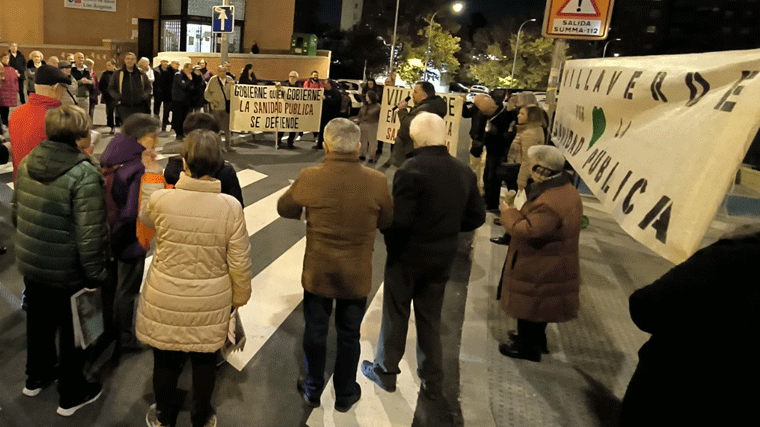 Protesta vecinal en Villaverde por la 'crítica situación' del Centro de Salud Los Rosales por falta de médicos
