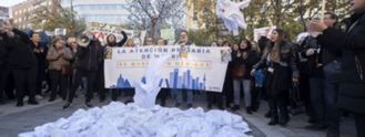 Segunda semana de huelga en la Sanidad madrileña: Entregan sus batas a Lasquetty para que 
