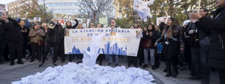 Segunda semana de huelga en la Sanidad madrileña: Entregan sus batas a Lasquetty para que 'pase consulta'
