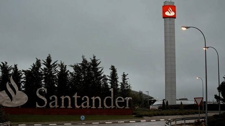 Registro en las oficinas del Santander para recabar información sobre el banco HSBC