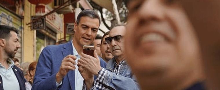 Sánchez, breve paseo por Usera en medio de la indiferencia y el asombro