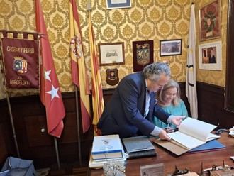 Inma Sanz recibe insignia de oro en la Casa de Madrid en Barcelona