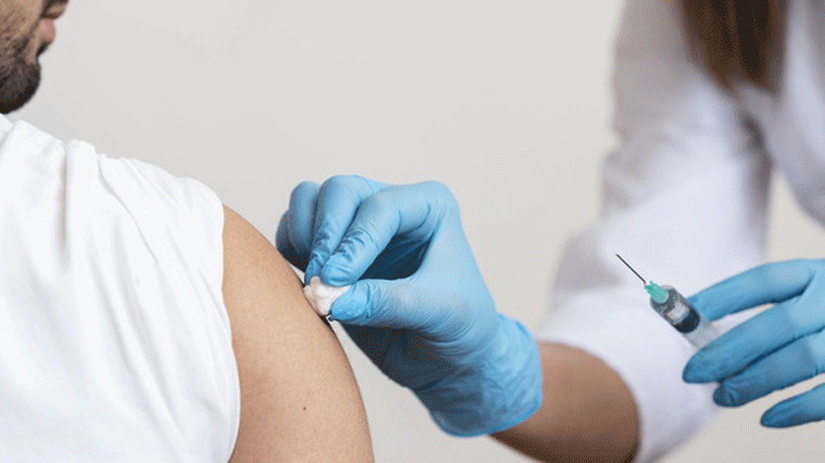 Satse denuncia que 5 CC.AA siguen sin acreditar a enfermeras para vacunar
