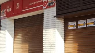 La sede del PSOE amanece con carteles de Franco y 'El Valle de los Caídos no se toca'