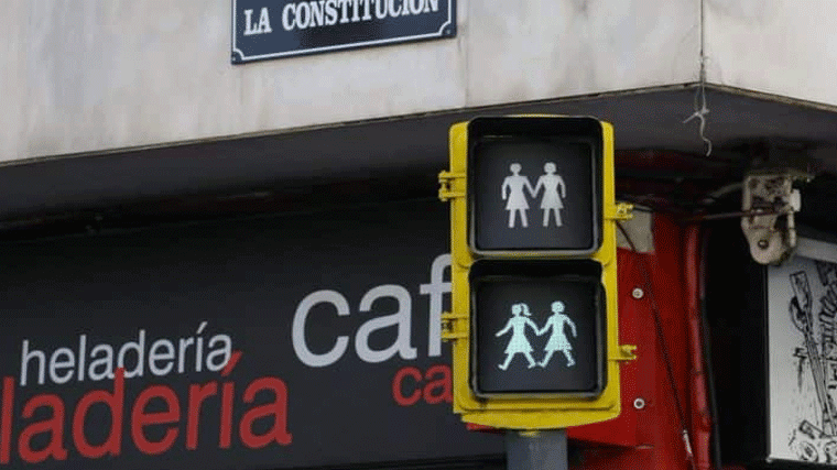 Figuras femeninas y masculinas en seis semáforos para hacerlos igualitarios