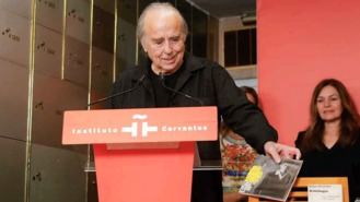 Serrat deja en el Cervantes la partitura de Mediterráneo: 'Nunca pense dejar un legado'