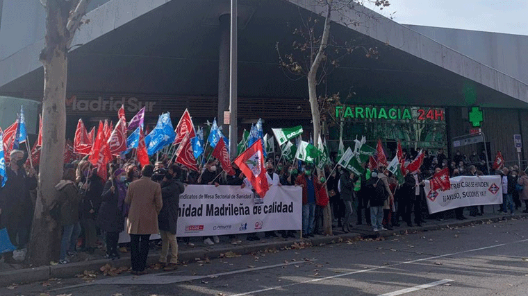 Sindicatos se concentran frente a la Asamblea de Madrid para exigir un servicio de transporte sanitario 'de calidad'