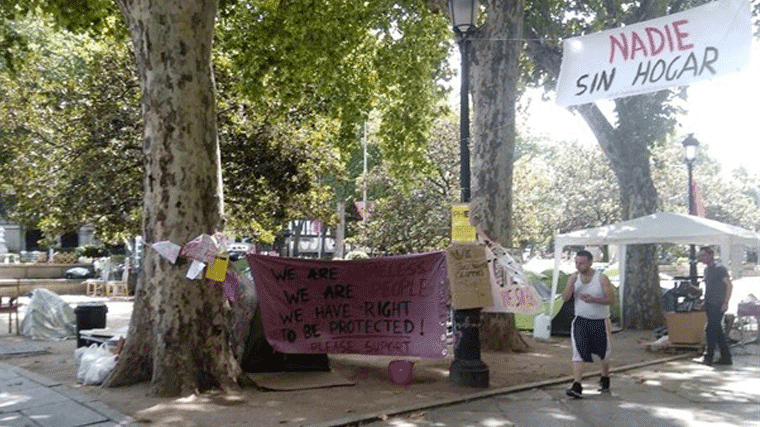 Carmona se reune con los `sin techo´acampados en el Paseo del Prado