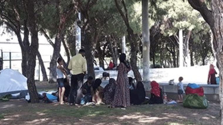 Realojados los 50 sirios acampados en un parque cerca de la mezquita de la M-30