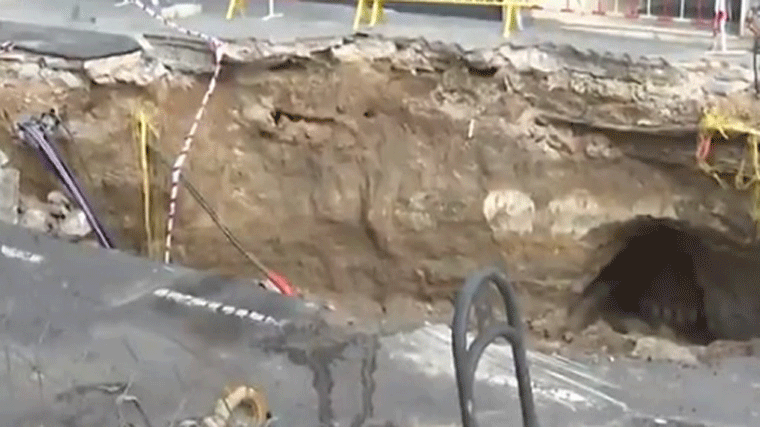 Un gran socavón en la avenida de Carabanchel obliga a cortar parte de la calle un mes