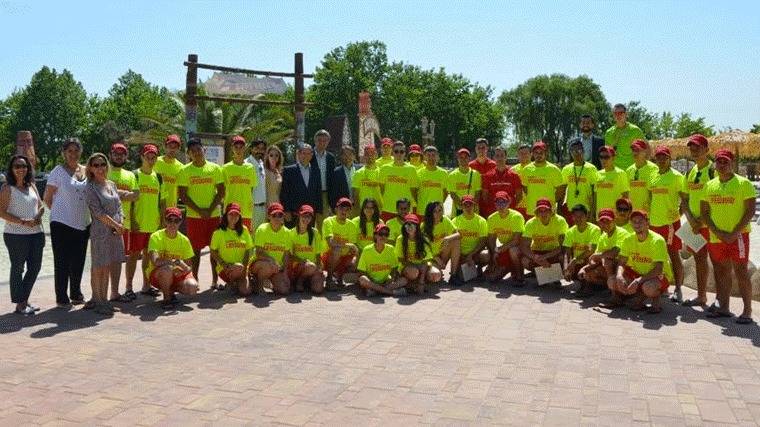 Una veintena de jóvenes del municipio se incorporan al equipo de socorristas de Aquopolis