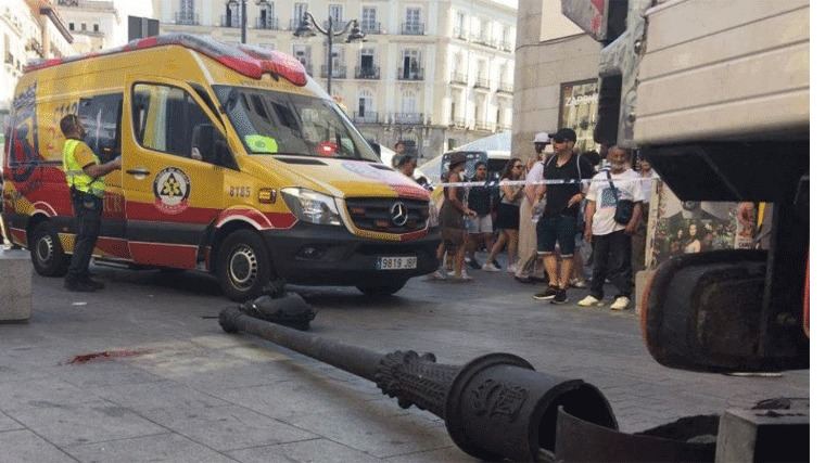 Herida grave una mujer de 60 años al caerle una farola en la Puerta del Sol