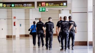 Policías denuncian que Barajas registró en enero tantos solicitantes de asilo como la mitad de 2003